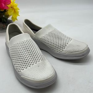 Bzees White Mesh Slip On Sandals Size 10. MCL3092E